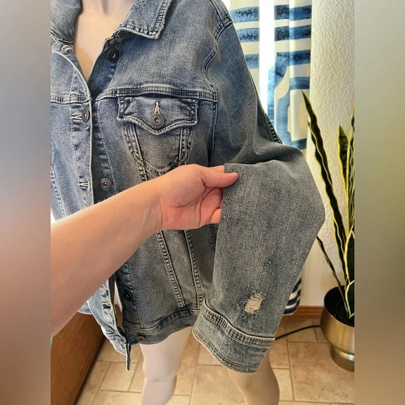 Torrid Distressed Jean Jacket NWOT Size 2 - Picture 12 of 14